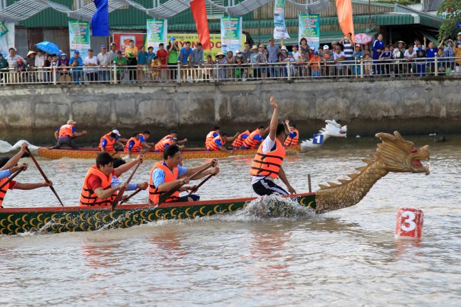 Đua thuyền rồng tại Ngày hội du lịch văn hóa chợ nổi Cái Răng - Ảnh: M.T.