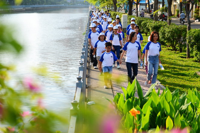 Đủ mọi lứa tuổi tham dự đi bộ đồng hành dọc kênh Nhiêu Lộc - Thị Nghè sáng 9-7 - Ảnh: Quang Định
