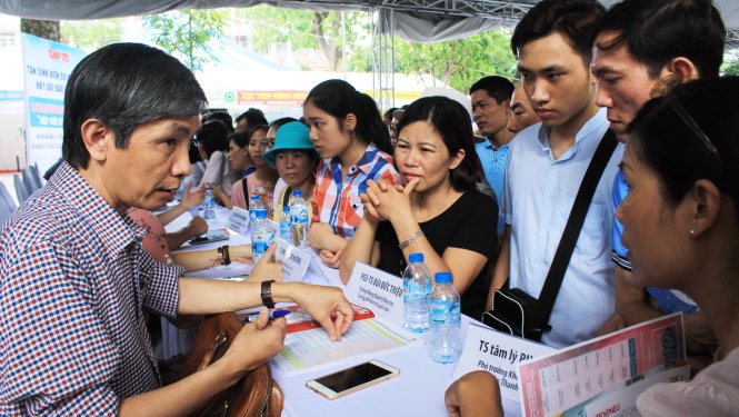 Chuyên gia tư vấn cho học sinh và phụ huynh tại Ngày hội tư vấn xét tuyển ĐH, CĐ do báo Tuổi Trẻ tổ chức tại Hà Nội hôm 8-7 Ảnh: Chí Tuệ