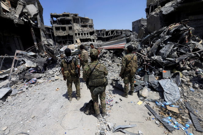 Binh sĩ Iraq từng phải giành giật từng căn nhà với các tay súng IS trong những ngày cuối cùng vừa qua - Ảnh: Reuters
