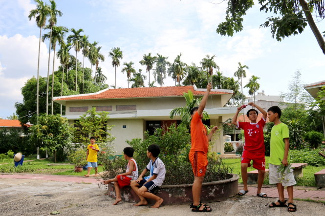 Những đứa trẻ mồ côi được nuôi dưỡng trong Làng SOS Gò Vấp đang chơi thả diều - Ảnh: Ngọc Hiển