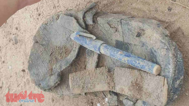 Chiếc lược, cây bút và dép râu tìm thấy lúc 15h15 ngày 11-7