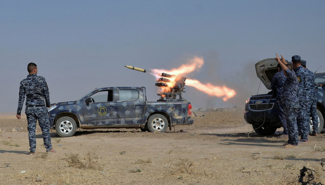 Cảnh sát Iraq bắn pháo vào IS ở Mosul tháng 10-2016- Ảnh: Reuters