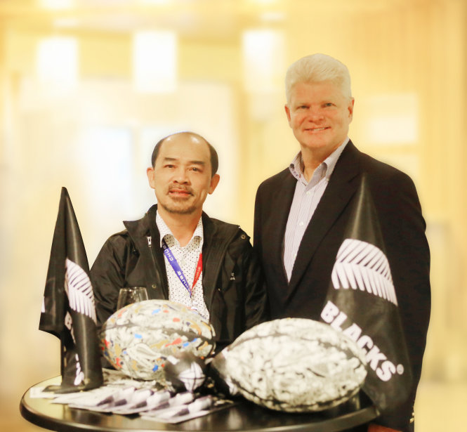 Ông Kevin Goulding (bên phải), Tổng Giám đốc Chubb Life khu vực Châu Á - Thái Bình Dương, chúc mừng ông Trần Văn Cần, Giám đốc Cấp cao Phát triển Kinh doanh Kênh MDRT của Chubb Life Việt Nam.