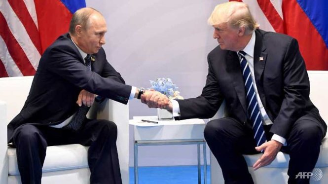Tổng thống Nga Vladimir Putin (trái) bắt tay với tổng thống Mỹ Donald Trump trong một cuộc họp bên lề hội nghị thượng đỉnh G20 ở Hamburg, Đức - Ảnh: AFP