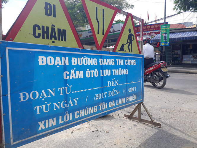 Hàng trăm tấm biển xin lỗi thế này giăng ra trên khắp các con đường ở Tp Huế -Ảnh: NHẬT LINH