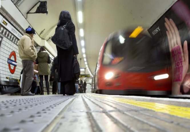 Một chuyến tàu điện ngầm đang vào ga Leicester Square ở trung tâm London - Ảnh: Reuters
