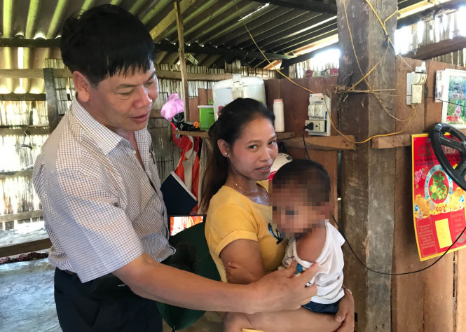 Ông Viên Quang Mai, viện trưởng Viện Pasteur Nha Trang, xem vết tiêm chủng cho một trẻ em ở Ba Tơ, Quảng Ngãi -
 Ảnh: Lan Anh