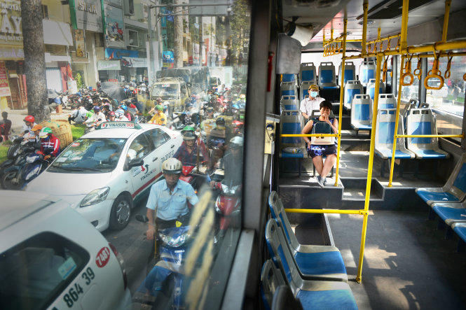 Bên trong xe buýt trên đường Trần Hưng Đạo (Q.1, TP.HCM) thưa thớt khách, còn bên ngoài xe buýt dày đặc xe cá nhân - Ảnh: HỮU KHOA