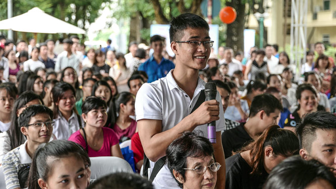 Thí sinh đặt câu hỏi với ban tư vấn tại Ngày hội tư vấn xét tuyển  năm 2017 tại Hà Nội do Báo Tuổi trẻ tổ chức - Ảnh: Nguyễn Khánh