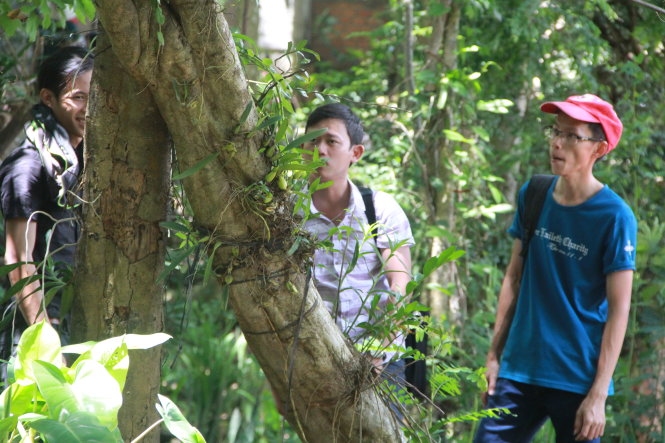 Nhiều bạn trẻ tìm tới Troh Bư để khám phá vườn lan độc đáo và được nuôi ươm kỳ công nhiều năm - Ảnh: T.B.D.