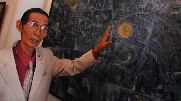 Họa sĩ Vĩnh Phối tại triễn lãm tranh trừu tượng Không gian và tiết điệu II, Bảo tàng Mỹ thuật TP.HCM, tháng 5-2012 - Ảnh: Hoàng Thạch Vân