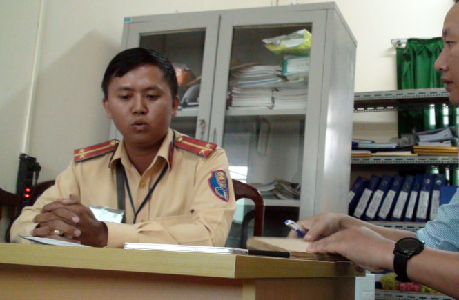 Trung úy Nguyễn Văn Thành (trái) trao đổi với PV Tuổi Trẻ sáng 17-7 - Ảnh: H. NGUYỄN