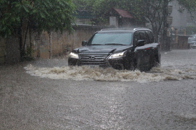 Cơn mưa lớn khiến phố Thụy Khuê ngập sâu có chỗ 40-50 cm. Chỉ ô tô mới có thể di chuyển qua được. ảnh : CHÍ TUỆ