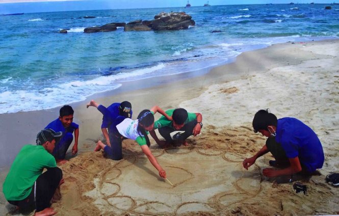 Một bức ảnh cuộc thi vẽ tranh trên cát hưởng ứng Du lịch xanh được giới thiệu tại triển lãm ảnh Du lịch Xanh Phú Quốc 2016 - Ảnh: Hoàng Trung