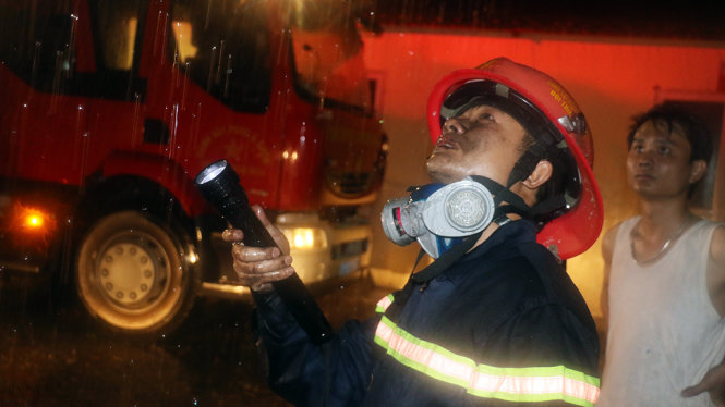 Cảnh sát PCCC tỉnh Thanh Hóa triển khai phương tiện, chỉ đạo tại hiện trường chữa cháy, giải cứu 7 người mắc kẹt tại tòa nhà Viettel lúc rạng sáng 17-7 - Ảnh Cảnh sát PCCC Thanh Hóa cung cấp