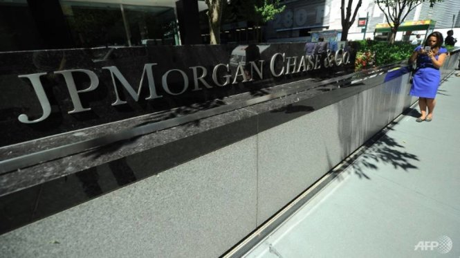 Ba cựu chuyên gia giao dịch ngoại hối của các ngân hàng lớn, bao gồm JP Morgan Chase đã đầu hàng Bộ Tư pháp Mỹ - Ảnh: AFP