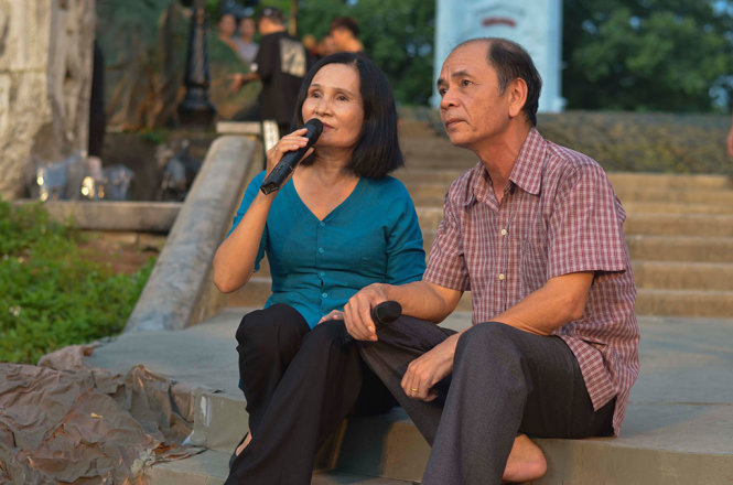 Nghệ sĩ Thanh Nhạn (trái) cùng bạn diễn đang duyệt ca khúc Trường Sơn Đông – Trường Sơn Tây. Ảnh: TẤN LỰC