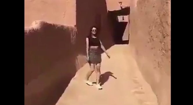 Ảnh cắt từ video quay cảnh người phụ nữ mặc váy ngắn đi vào khu di tích pháo đài lịch sử của Saudi Arabia - Ảnh: AP