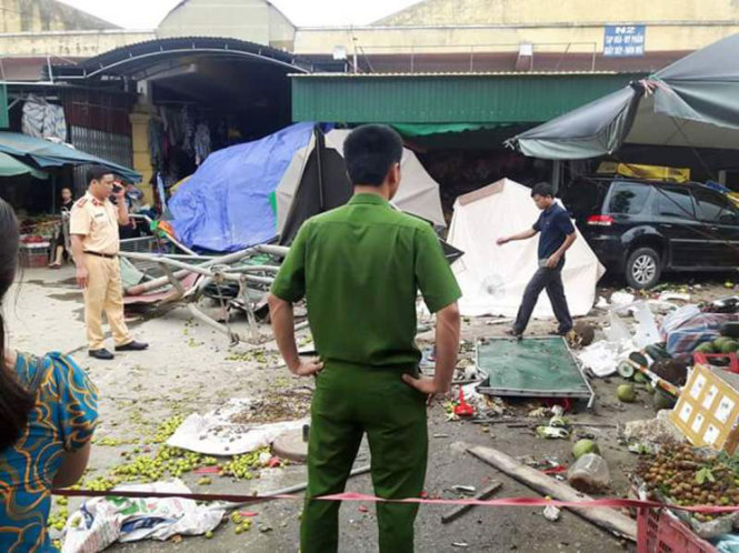 Hiện trường vụ tai nạn giao thông tại cổng chợ thị trấn Bến Sung, huyện Như Thanh chiều 19-7 - Ảnh do người dân cung cấp.