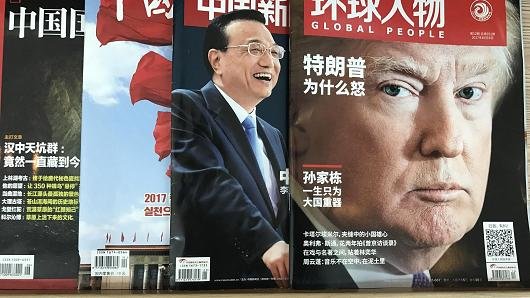 Hình ảnh Thủ tướng Trung Quốc Lý Khắc Cường (trái) và Tổng thống Mỹ Donald Trump (phải) trên bìa tạp chí của Trung Quốc ở thành phố Đại Liên, tỉnh Liêu Ninh - Ảnh chụp màn hình CNBC