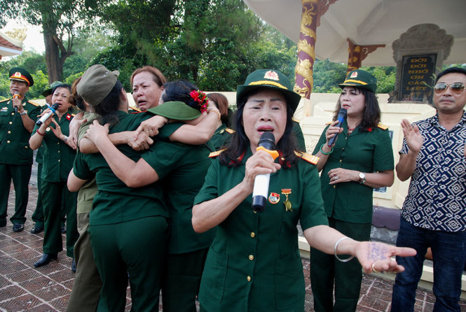 Cô Hà Thị Khánh cùng đồng đội là những cựu binh Trường Sơn vừa hát cho đồng đội nghe vừa khóc nức nở -  Ảnh: QUỐC NAM