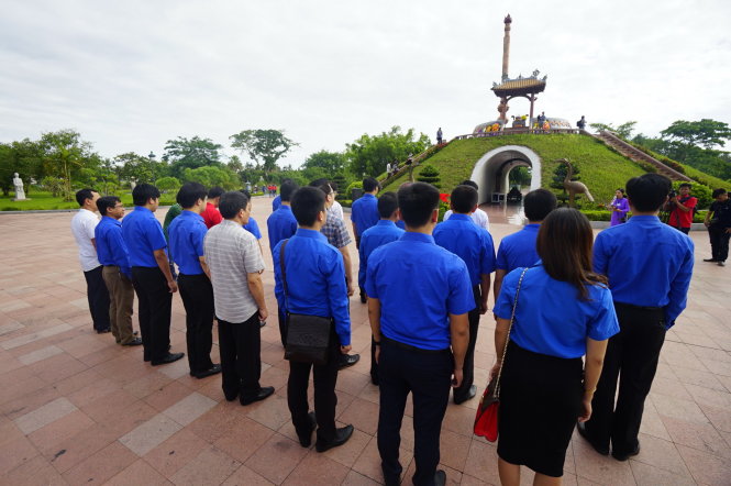 Lãnh đạo TW Đoàn và tỉnh đoàn Quảng Trị viếng Thành cổ Quảng Trị sáng 20-7 - Ảnh: Quang Định