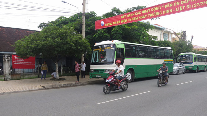 Các xã viên đem đậu trước trụ sở HTX