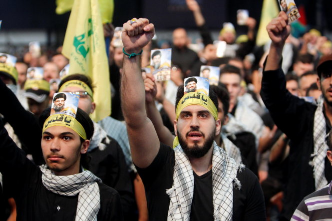 Các ủng hộ viên của phong trào Hezbollah Li Băng dưới quyền lãnh đạo của Sayyed Hassan Nasrallah trong cuộc tuần hành đánh dấu ngày lễ Al-Quds ở phía nam Beirut, Li Băng - Ảnh: Reuters
