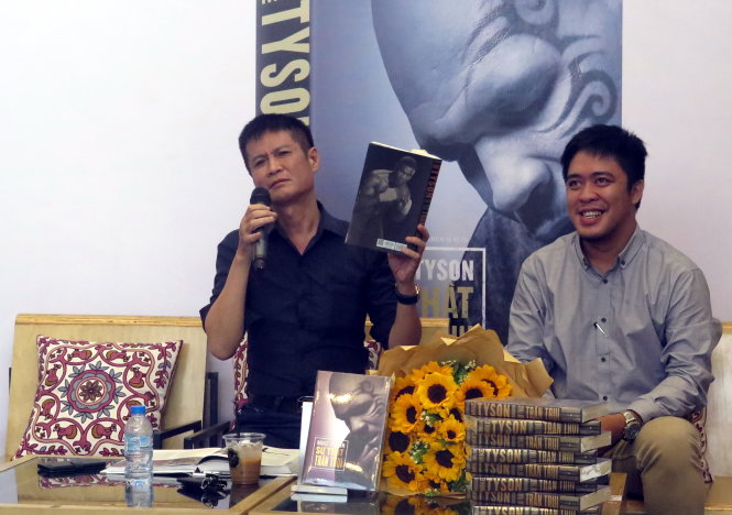 Đạo diễn Lê Hoàng (trái) đang giới thiệu quyển tự truyện của Mike Tyson với bản dịch của Trần Minh - Ảnh: L.Điền