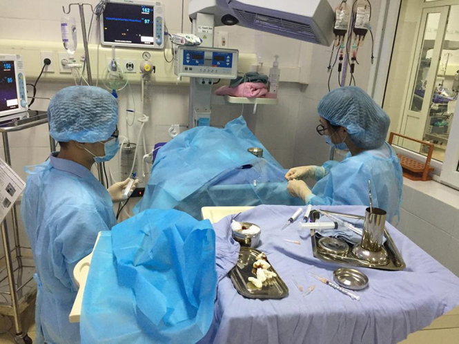 Các bác sĩ bệnh viện sản nhi Quảng Ninh cấp cứu trẻ sơ sinh bị hội chứng vàng da nhân não sơ sinh - ẢNH: Bệnh viện Sản Nhi Quảng Ninh cung cấp