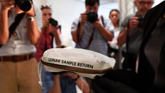 Chiếc túi màu trắng đựng đất và đá nhỏ lấy về từ Mặt Trăng của phi hành gia Neil Armstrong vừa bán được 1,8 triệu USD tại phiên đấu giá ở New York - Ảnh: AFP
