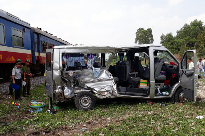 Vụ tai nạn xảy ra khi tàu lửa tông vào ôtô 16 chỗ tại km1701+300, đoạn qua P.Bửu Hòa, TP Biên Hòa, Đồng Nai khiến 2 người chết, 7 người bị thương - Ảnh: A LỘC