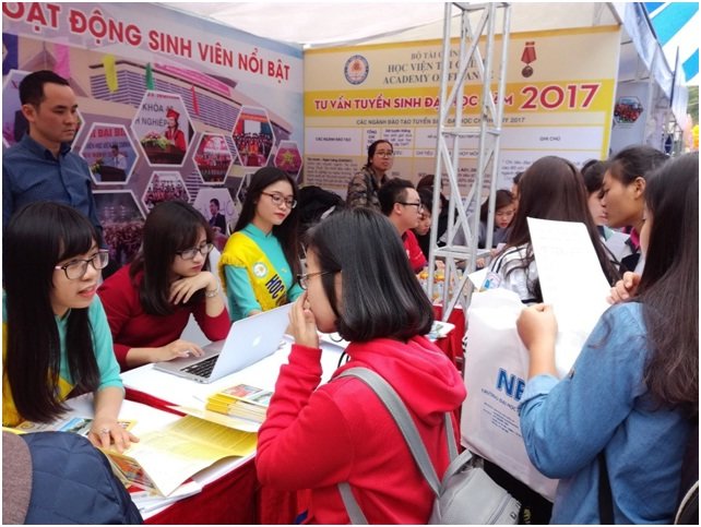 Thí sinh nghe tư vấn từ Học viện Tài chính tại Ngày hội tư vấn- tuyển sinh do Báo Tuổi trẻ tổ chức
