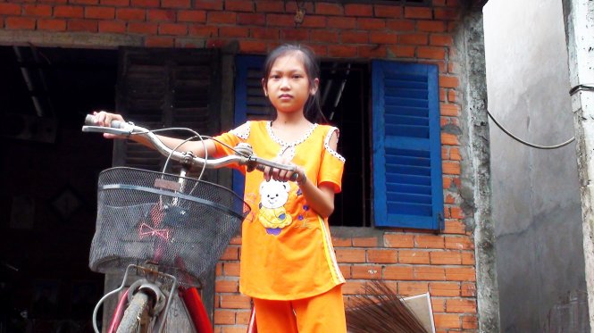 Chiếc xe đạp cũ kỹ là đôi chân giúp Lam Chiều hàng ngày tới trường, đi chợ lo chuyện bếp núc - Ảnh: HẠNH NGUYỄN