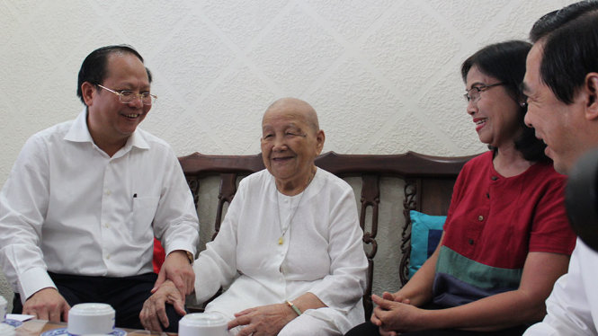 Mẹ Nguyễn Thị Tường, 90 tuổi, kể với ông Tất Thành Cang những dự định đi làm từ thiện sắp tới - Ảnh: M.HOA