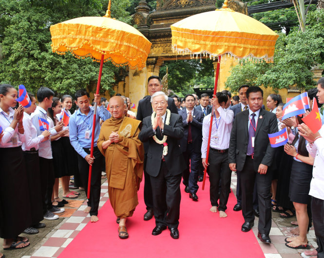Tổng bí thư Nguyễn Phú Trọng thăm đại tăng thống Bukri  tại chùa Svay Pope ở thủ đô Phnom Penh, Campuchia sáng 21-7-2017 - Ảnh: TTXVN