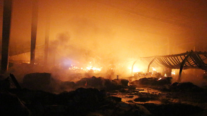 Hiện trường vụ cháy công ty gỗ Thành Dương đêm 22-7 - Ảnh: H.N