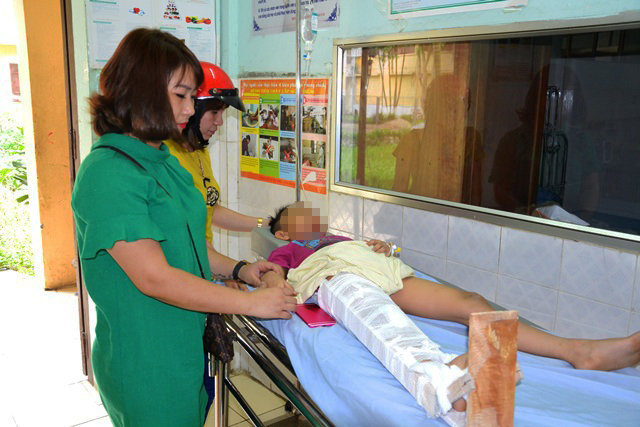 Cháu Nghĩa đang được điều trị tại Bệnh viện Sản- Nhi tỉnh Lào Cai - Ảnh: Hồng Thảo