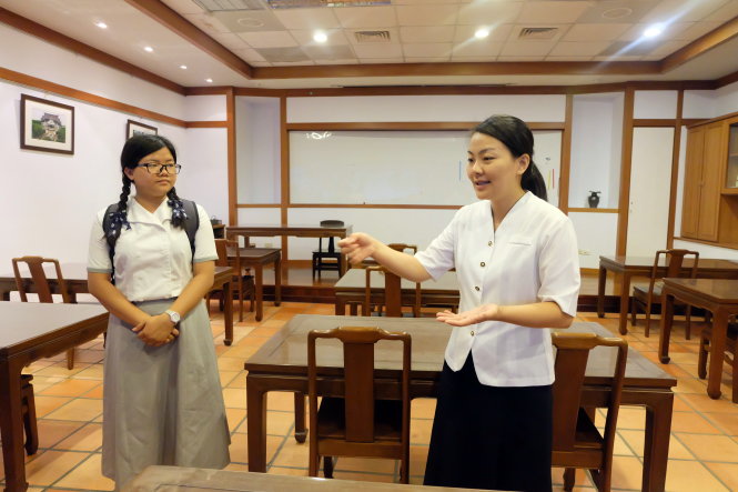 Cô Trần Thiên nói về bài học kéo ghế ở phòng học thư pháp - Ảnh: V.THỦY