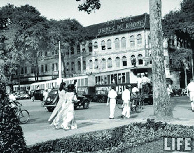 Xe điện chạy trước Nhà hát Thành phố năm 1940 - Ảnh: LIFE