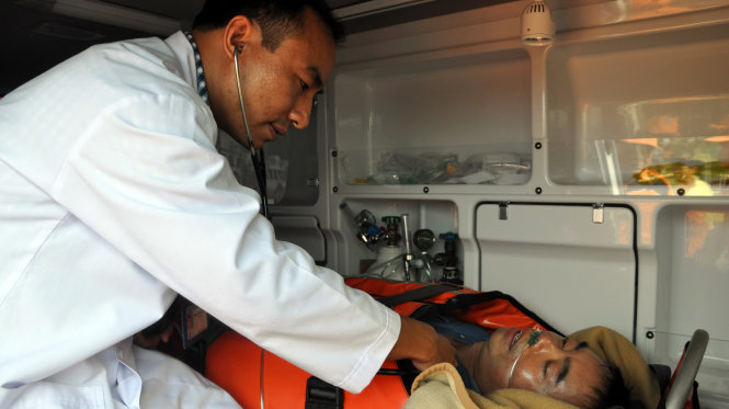 Bác sỹ khám cho thuyền viên bị đột quỵ trên xe cấp cứu, ngay sau khi về bờ -
 Ảnh: ĐÔNG HÀ