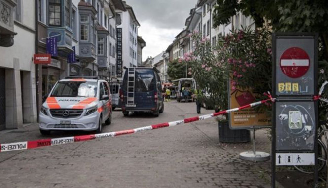 Cảnh sát phong tỏa một phần thị trấn cổ Schaffhausen - Ảnh: EPA