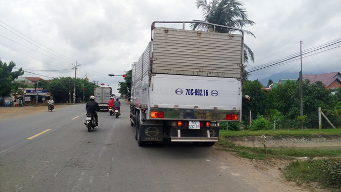 Chiếc xe tải bỏ chạy khỏi hiện trường khoảng 1,5km thì bị người dân bắt giữ lại - Ảnh: TÂN PHẠM