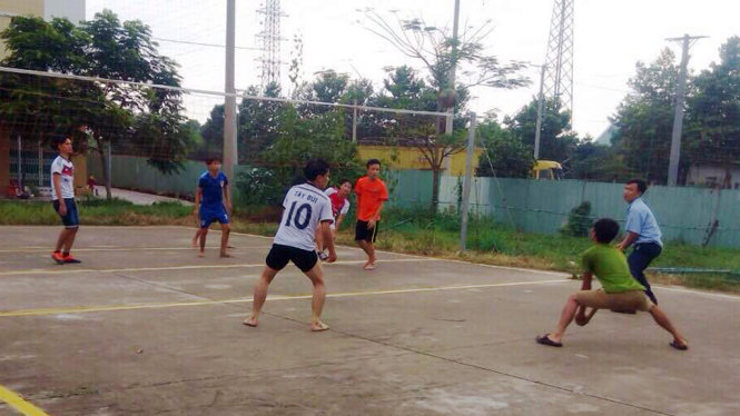 Công nhân trong Khu công nghiệp Nhơn Trạch (Đồng Nai) chơi bóng chuyền sau giờ làm việc - Ảnh: NVCC