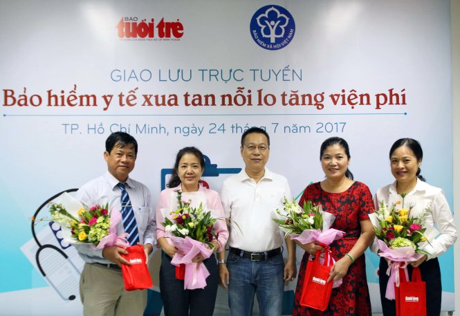 Ông Hàng Phước Long, lãnh đạo tòa soạn Tuổi Trẻ Online, trao hoa cho các khách mời - Ảnh: HỮU KHOA