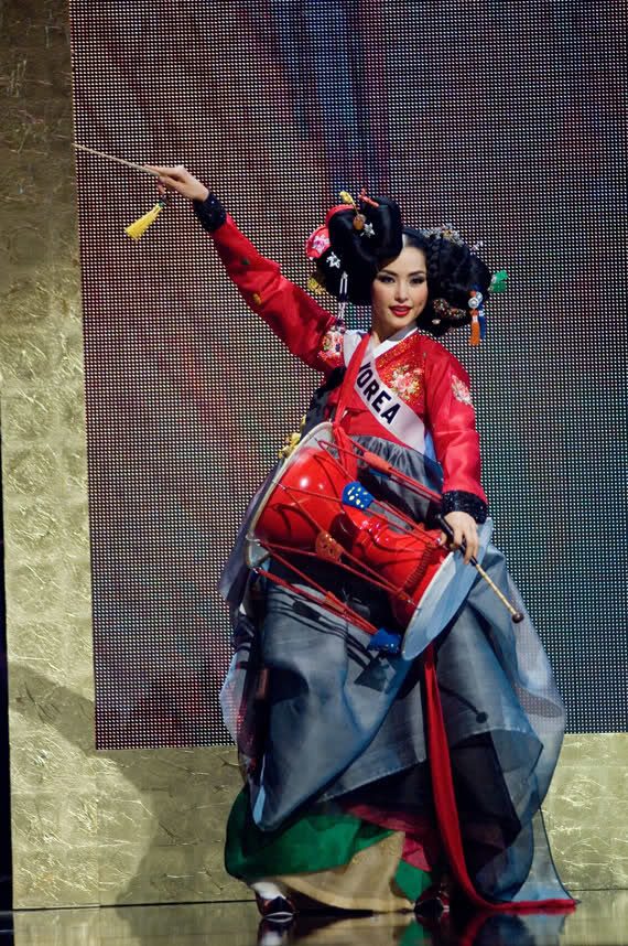 Hoeny Lee gây ấn tượng tại cuộc thi Hoa hậu Hoàn vũ 2007 với tài năng trình diễn nhạc cụ dân tộc.