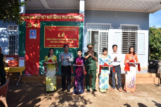PVFCCo trao tặng Nhà nghĩa tình đồng đội cho Thương binh Trần Văn Quang ở Bình Phước - Ảnh: CTV