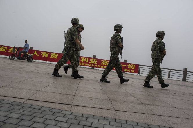 Binh sĩ Trung Quốc bắt đầu tuần tra tại thành phố Đan Đông, giáp giới với Triều Tiên - Ảnh: Reuters