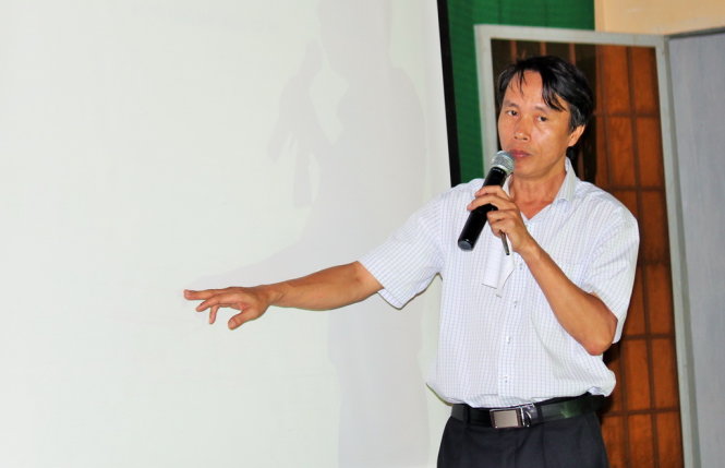 ông Nguyễn Ngọc Thân – tổng giám đốc Công ty cổ phần đầu tư xây dựng và thương mại DIC Bến Tre – chủ đầu tư dự án đã giới thiệu về công nghệ sản xuất, tác động của dự án đến kinh tế xã hội và cam kết của công ty về việc bảo vệ môi trường. Ảnh: Mậu Trường